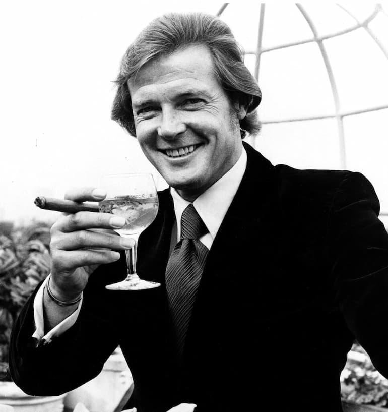 Sir Roger Moore con il Martini d'ordinanza!