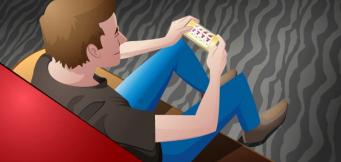 Un appassionato che gioca attraverso il cellulare