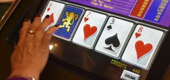 Una giocatrice di Video Poker
