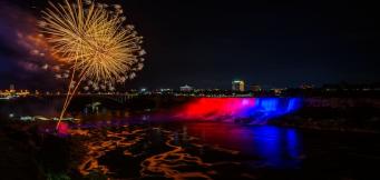 Una suggestiva immagine di cascate e casinò in Canada