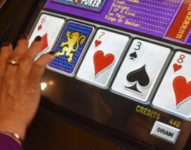 Una giocatrice di Video Poker