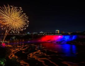 Una suggestiva immagine di cascate e casinò in Canada