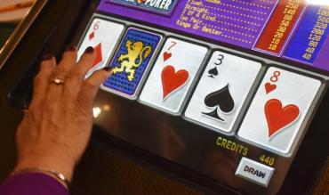 Una giocatrice di Video Poker